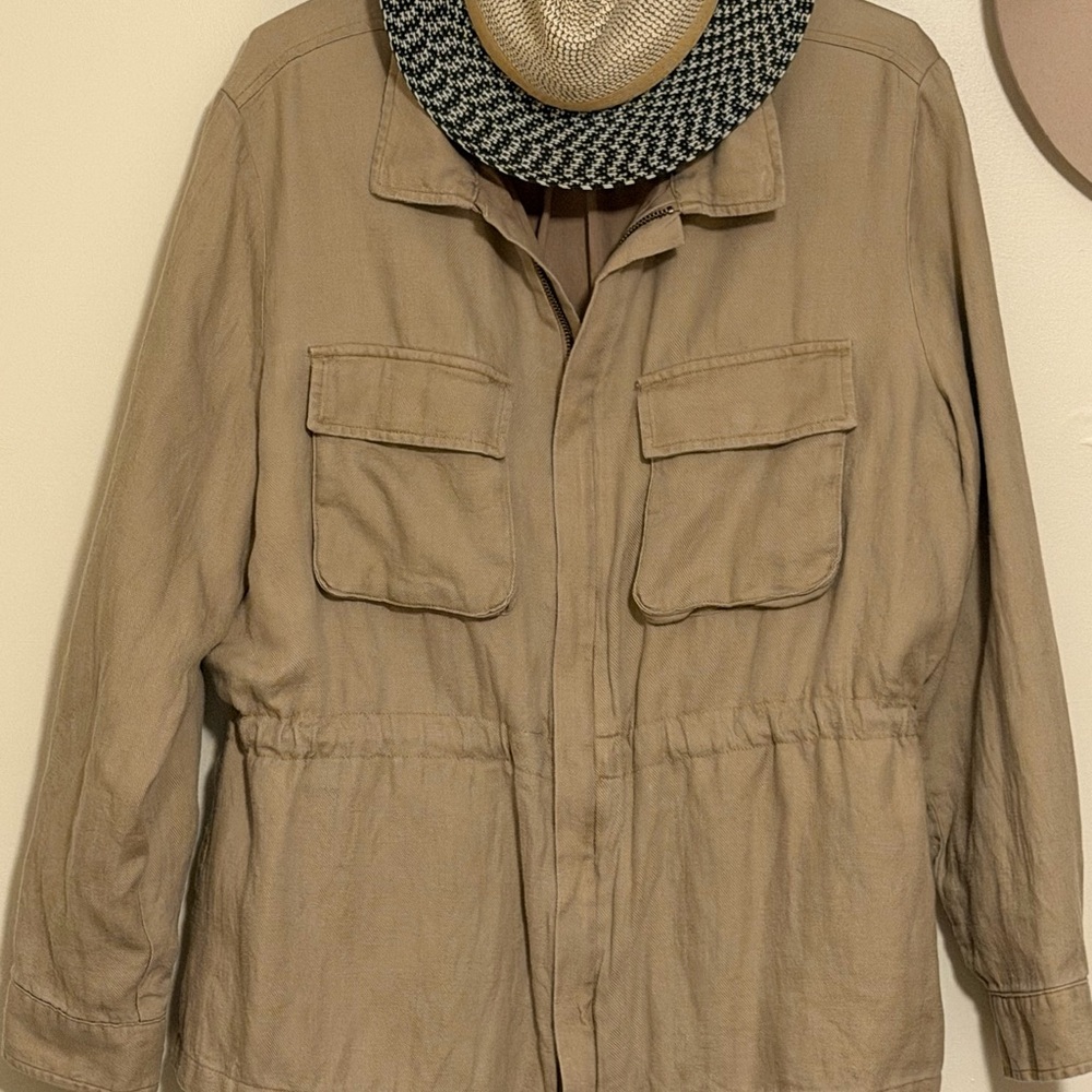 Tahari Spring/Summer Zip Jacket
Size L